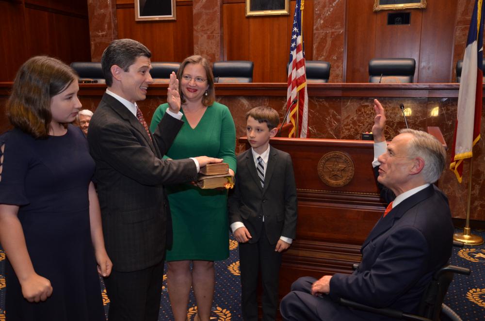 Brett Busby ’98 being sworn into the Texas Supreme Court